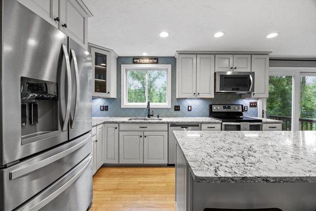 2 Bettys Neck Rd, Lakeville, MA 02347
