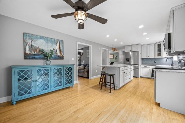 2 Bettys Neck Rd, Lakeville, MA 02347