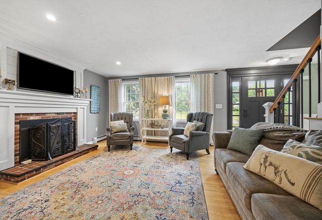 2 Bettys Neck Rd, Lakeville, MA 02347