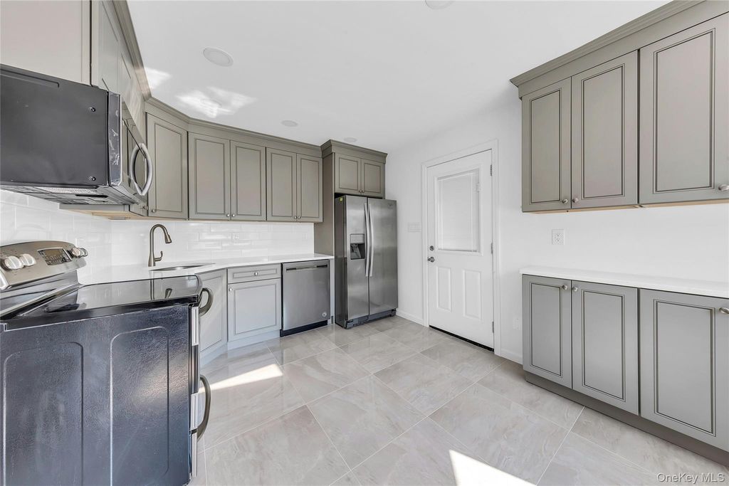 9 Academy Lane, Levittown, NY 11756 — photo 4