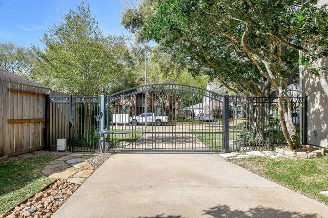 6526 Adobe Trails Drive, Sugar Land, TX 77479