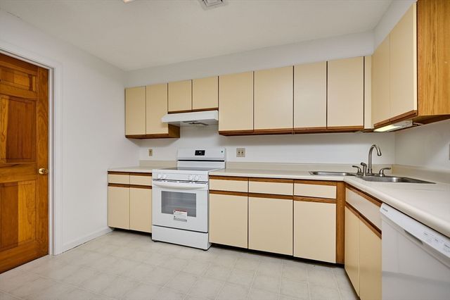 204 Countryside 204, Greenfield, MA 01301