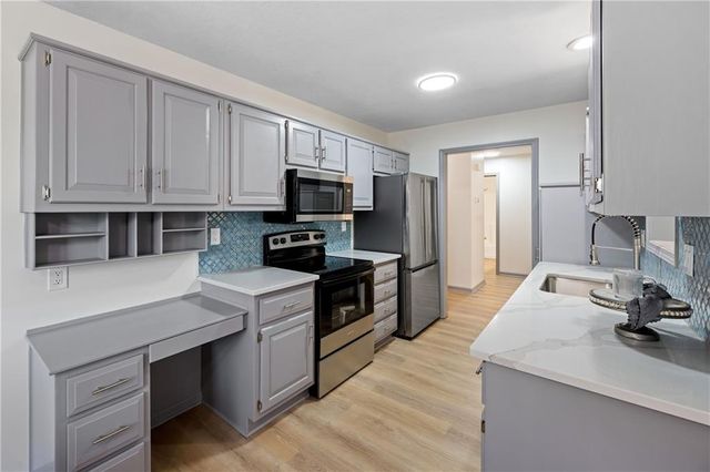 501 S Poseidon Way, Raymore, MO 64083