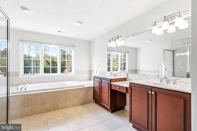 950 BORTONS LANDING RD, Moorestown, NJ 08057