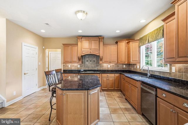 950 BORTONS LANDING RD, Moorestown, NJ 08057