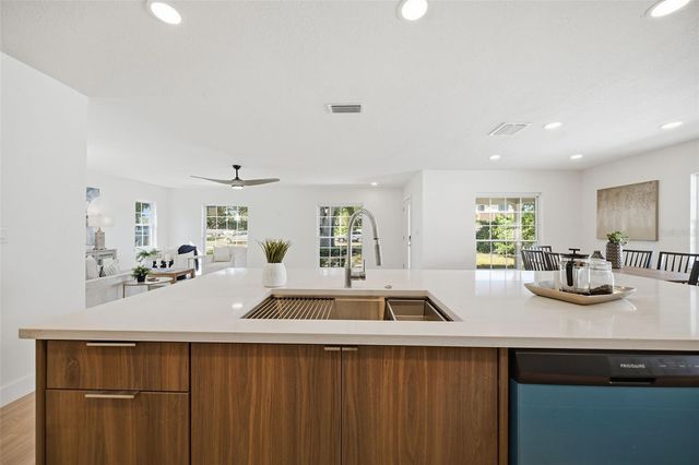 615 E DAVIS BOULEVARD, Tampa, FL 33606