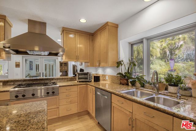 1250 Roscomare Road, Los Angeles, CA 90077