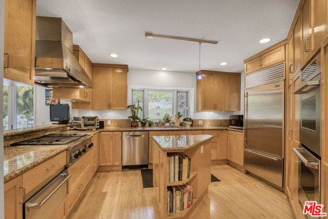 1250 Roscomare Road, Los Angeles, CA 90077