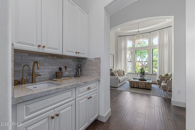 2816 E CLARK Drive, Gilbert, AZ 85297