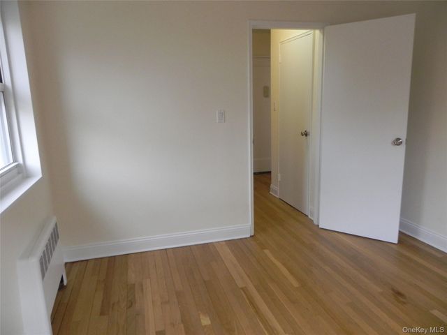 11 Schenck Avenue 2D, Great Neck, NY 11021