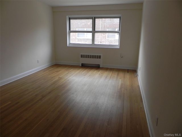 11 Schenck Avenue 2D, Great Neck, NY 11021