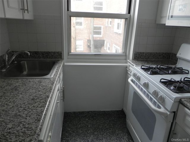 11 Schenck Avenue 2D, Great Neck, NY 11021