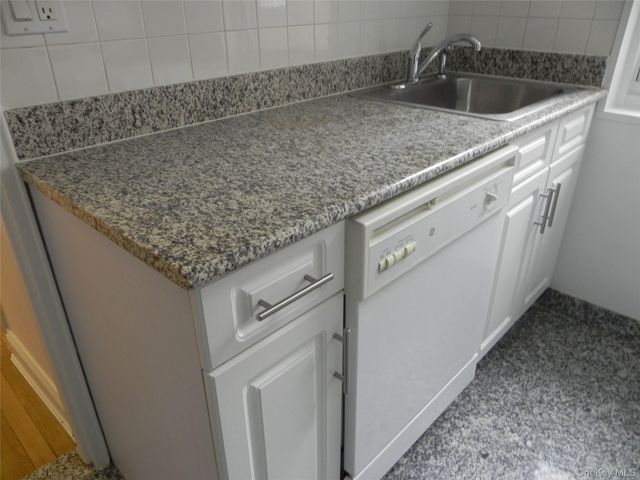 11 Schenck Avenue 2D, Great Neck, NY 11021