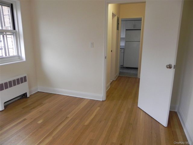 11 Schenck Avenue 2D, Great Neck, NY 11021