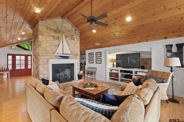 307 King Laurence Ct, Scroggins, TX 75480
