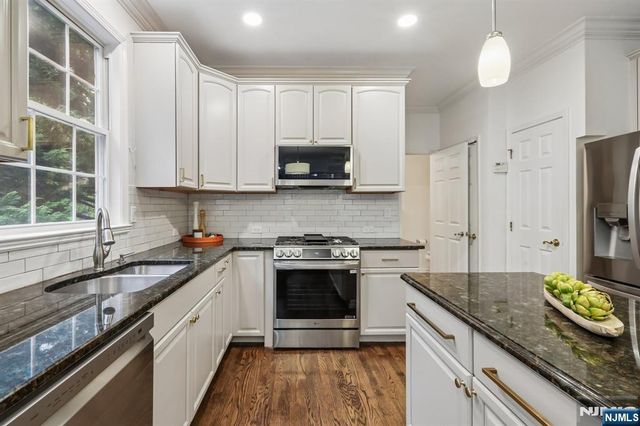 2 Winding Ridge, Oakland, NJ 07436