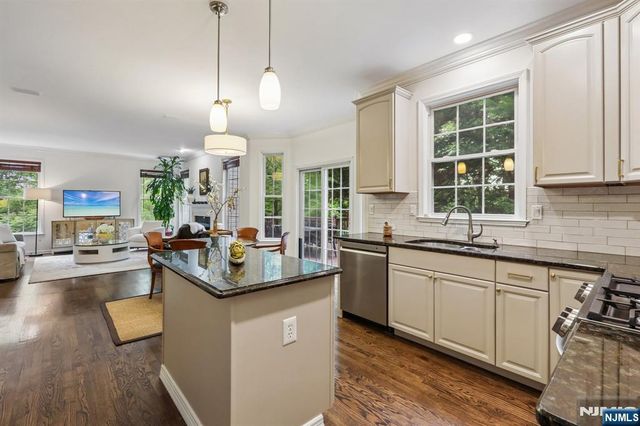 2 Winding Ridge, Oakland, NJ 07436