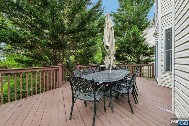 2 Winding Ridge, Oakland, NJ 07436