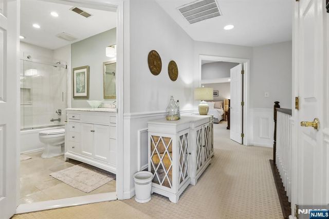 2 Winding Ridge, Oakland, NJ 07436