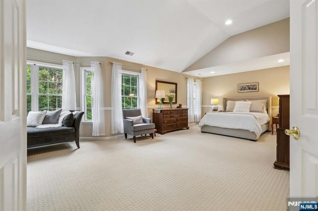 2 Winding Ridge, Oakland, NJ 07436