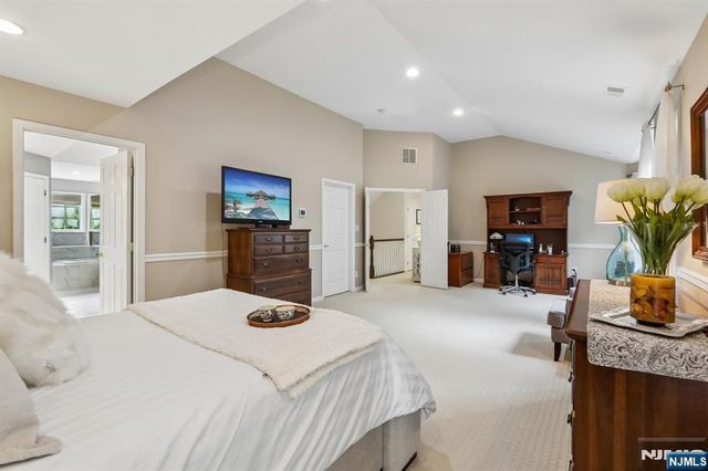 2 Winding Ridge, Oakland, NJ 07436