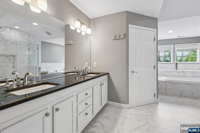 2 Winding Ridge, Oakland, NJ 07436