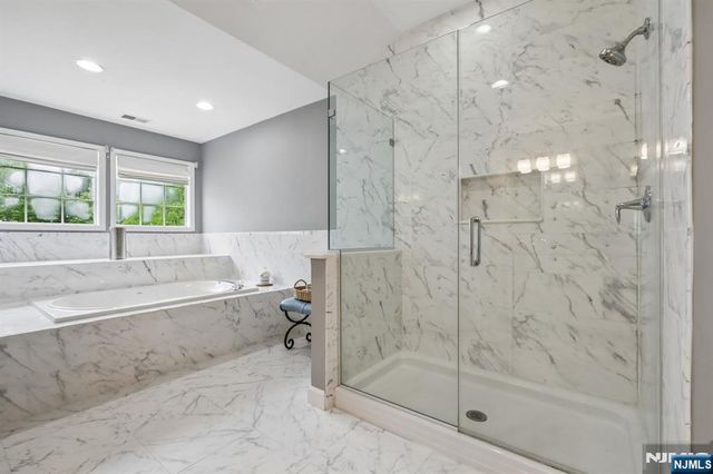 2 Winding Ridge, Oakland, NJ 07436