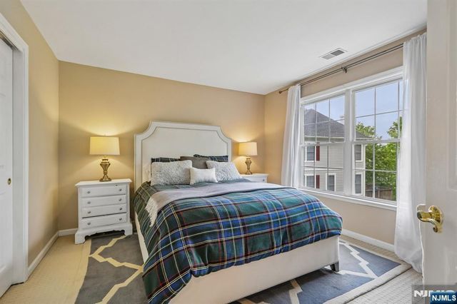 2 Winding Ridge, Oakland, NJ 07436