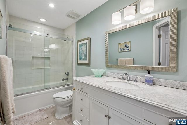 2 Winding Ridge, Oakland, NJ 07436