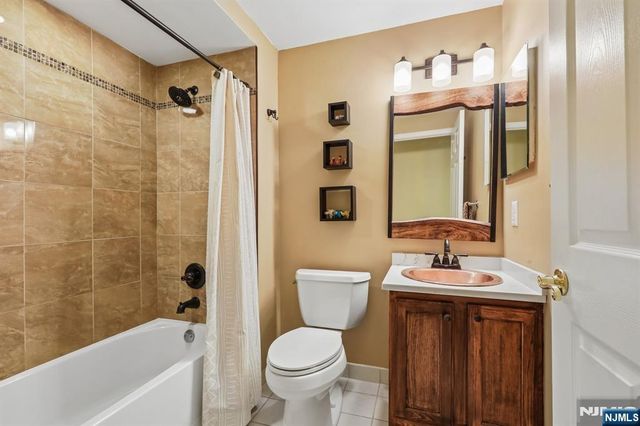 2 Winding Ridge, Oakland, NJ 07436