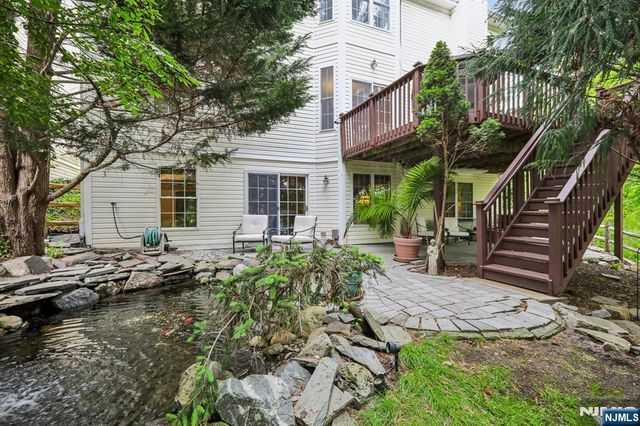 2 Winding Ridge, Oakland, NJ 07436