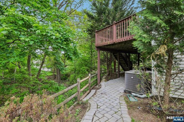 2 Winding Ridge, Oakland, NJ 07436