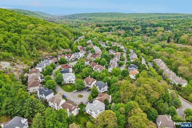 2 Winding Ridge, Oakland, NJ 07436
