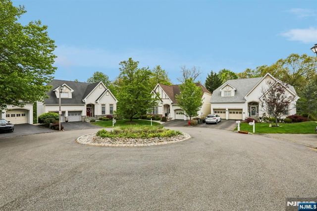 2 Winding Ridge, Oakland, NJ 07436