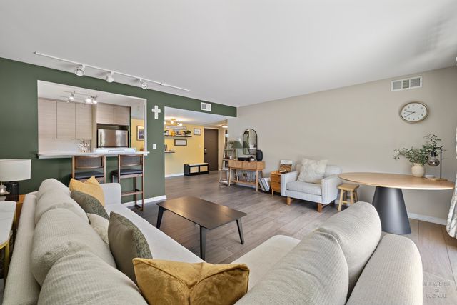 191 Hillcrest Terrace 2A, Bloomingdale, IL 60108