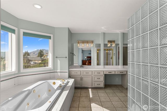 2205 N Devon Avenue, East Wenatchee, WA 98802