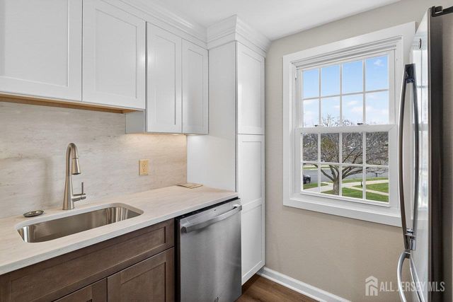 8 Sussex Way, Monroe, NJ 08831