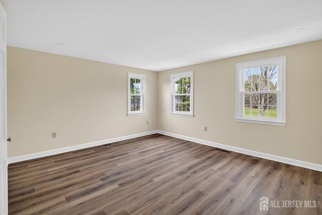 8 Sussex Way, Monroe, NJ 08831