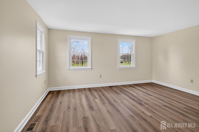 8 Sussex Way, Monroe, NJ 08831