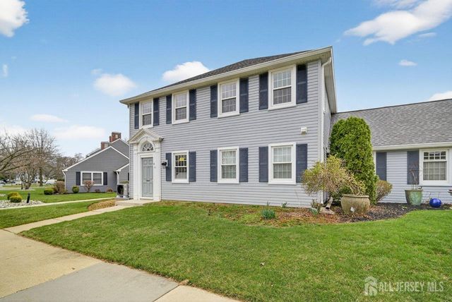 8 Sussex Way, Monroe, NJ 08831