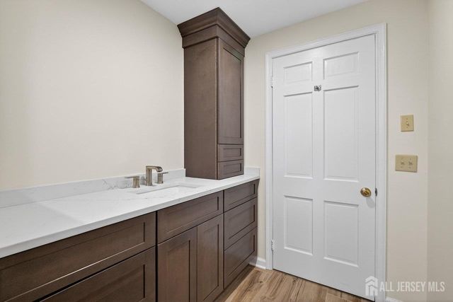 8 Sussex Way, Monroe, NJ 08831