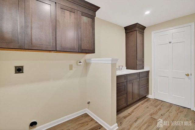 8 Sussex Way, Monroe, NJ 08831