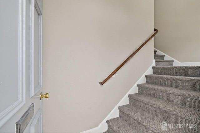 8 Sussex Way, Monroe, NJ 08831