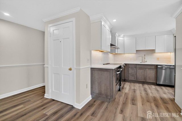 8 Sussex Way, Monroe, NJ 08831