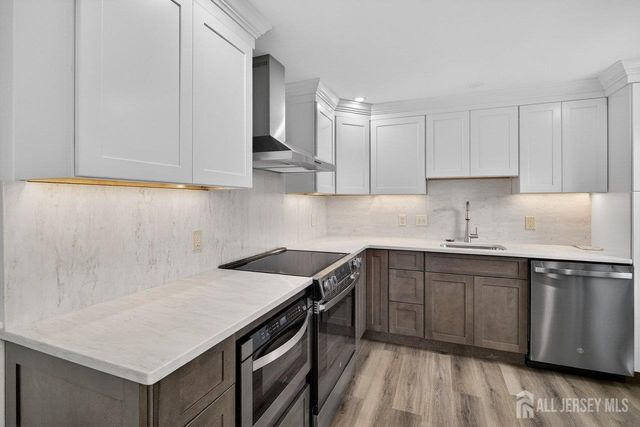 8 Sussex Way, Monroe, NJ 08831