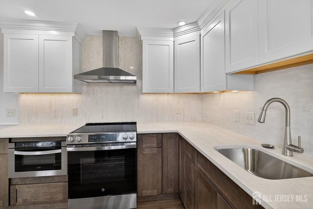 8 Sussex Way, Monroe, NJ 08831