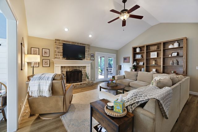 112 Deerfield Dr, Columbia, TN 38401