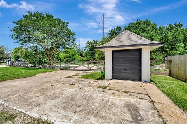 7214 Avenue L, Santa Fe, TX 77510