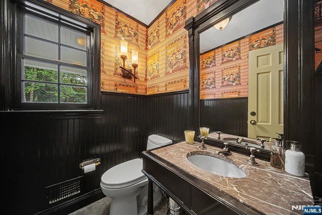 22 Birchwood Place, Tenafly, NJ 07670