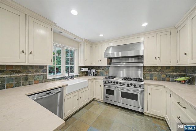 22 Birchwood Place, Tenafly, NJ 07670